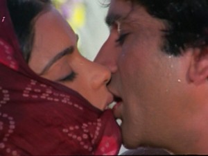 Zeenat-Aman-Shashi-Kapoor-Lip-Kiss-Scene
