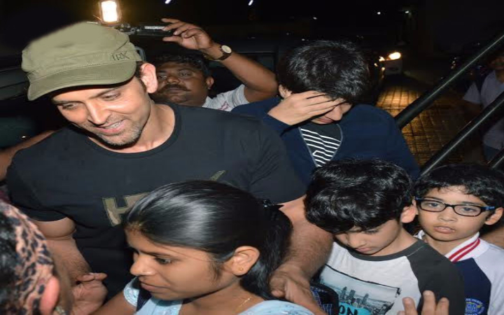 Hrithik-Roshan-and-kids-chilling-out