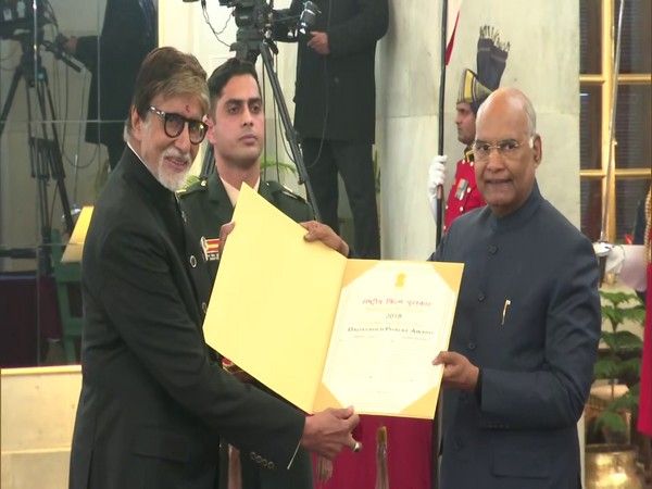 BigB Receives Dadasaheb Phalke Award from President at Rashtrapati Bhava